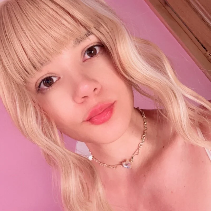 bella_adams_